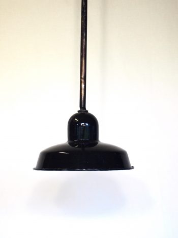 Lámpara negra industrial con varilla rígida