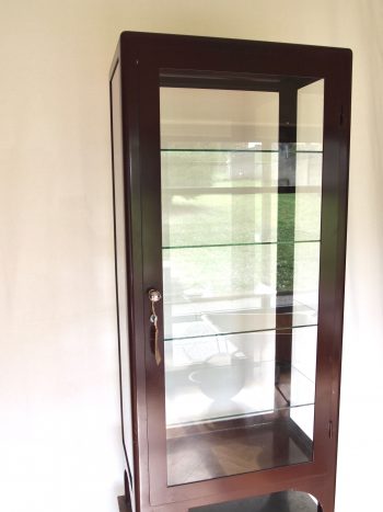 Vitrina de farmacia de color granate