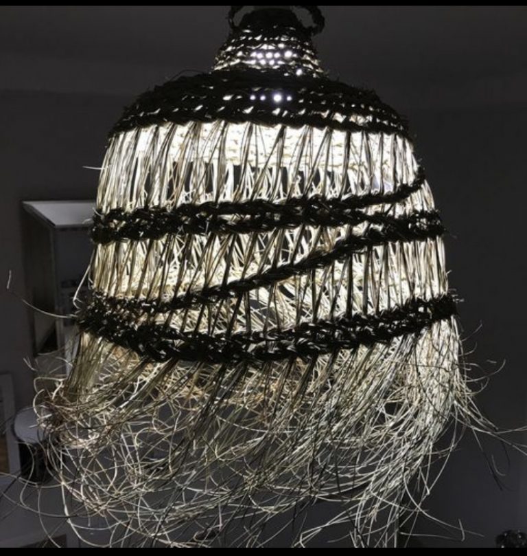 Lámpara colgante de junco artesanal. - Mamanoalla