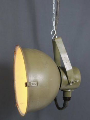 Lámpara de escritorio militar industrial. Color verde