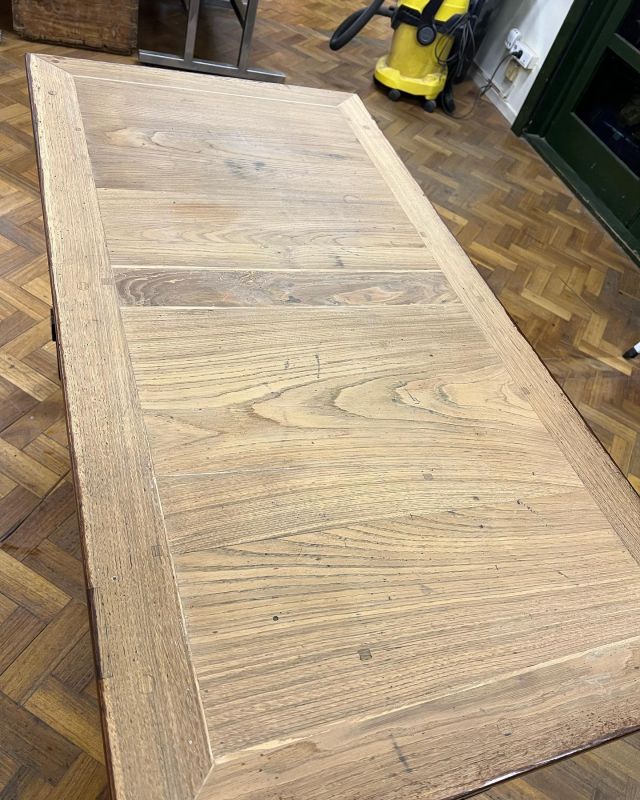 Quieren un acabado al natural, a lo tradicional, y antes tenemos que hidratar la madera. Aquí os dejo una parte del proceso.  #restauracion #buenrollito #coruña #coruñasemueve #home #deco #homesweethome #decoration #clasesrestauracion #clasesproductivas #decoracion #ceramica #industrialfurniture #industrialdesign #vintage #vintagestyle #fourniture #handmade #handme #france #mamanoalla #nordico #cerámica #industrial #rinconconencanto #algobonito